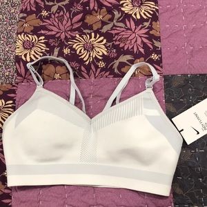 Nike medium support sports bra